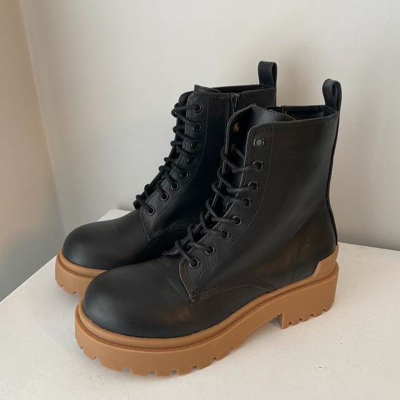 NWOT Urban Outfitters Brody Boot In Black - Picture 2 of 5
